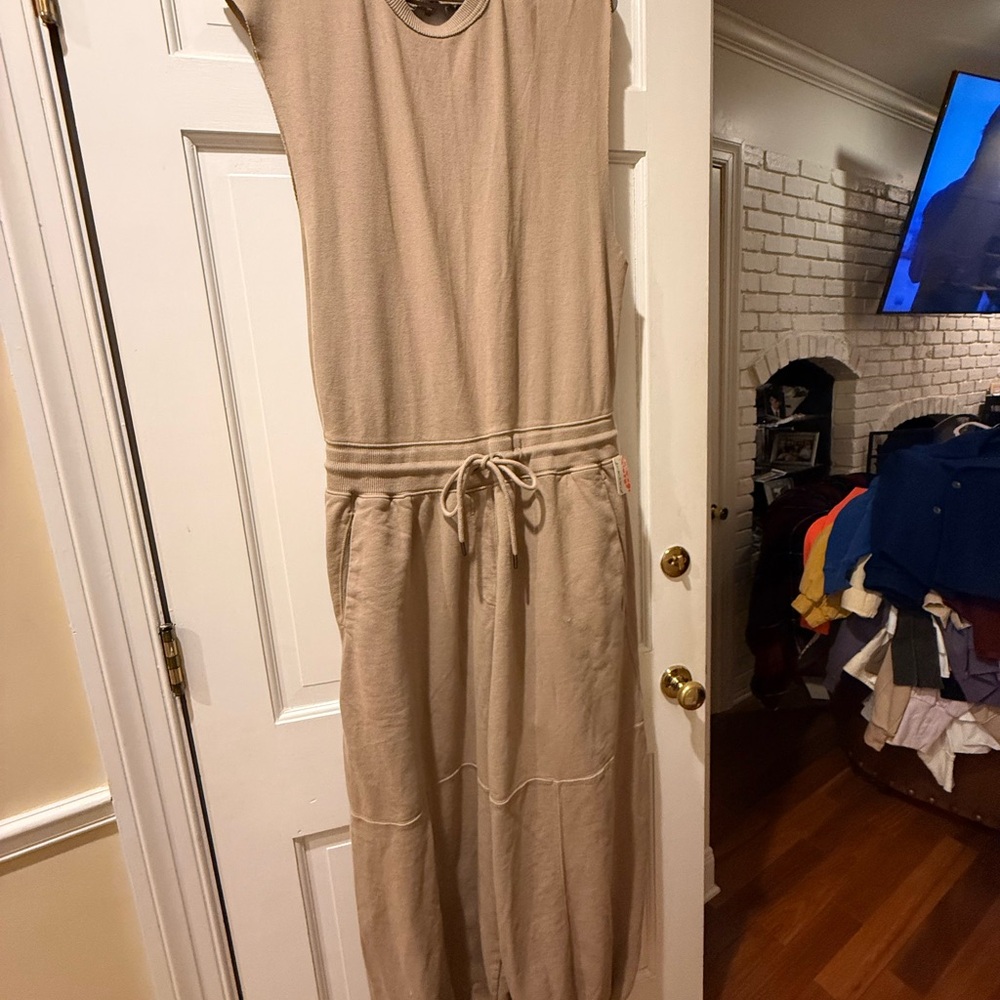 NWT Free People X FP Movement Throw And Go Onesie
Size XL
Color: Cement - Picture 6 of 7